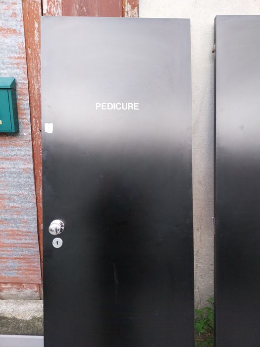 Portas lacradas a preto