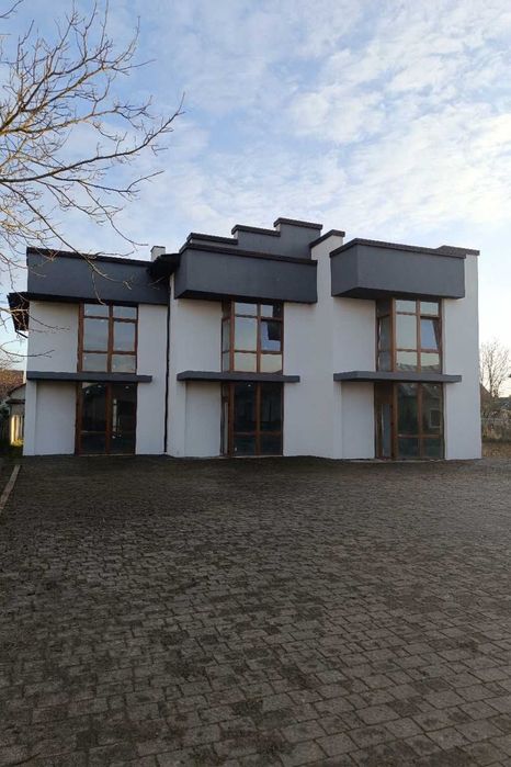 Продаж Таунхауса площею 90 м2 з великою земельною ділянкою.