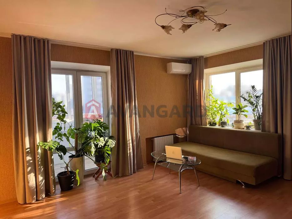 Продам 4 кімнатну квартиру парк Шевченка . Центр.