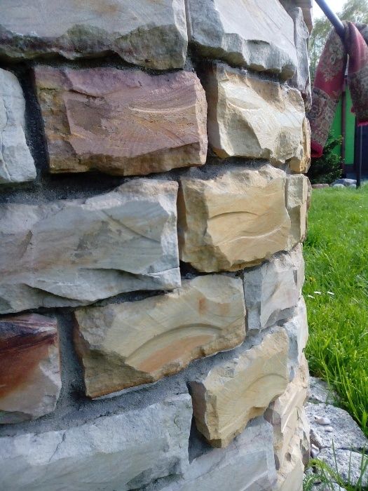 Postument z kamienia piaskowego