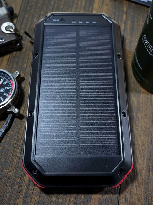 Powerbank de 30000mAh com painel solar, lanternas LED e carregamento sem fios