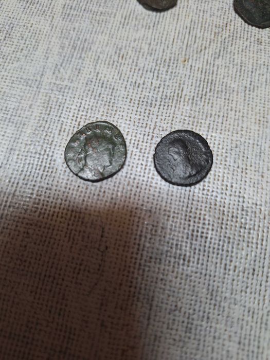 Moedas romanas 2, 1 cruzifixo, 5 medalhas da Verónica, 1 moeda escudo