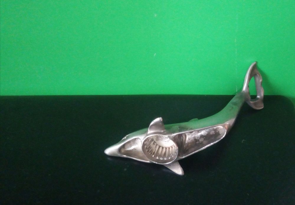 Otwieracz do napojów delfin posrebrzany.
