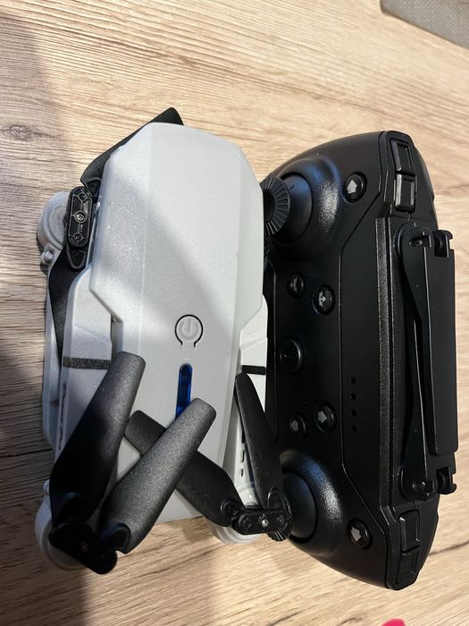 Dron z kamerami składany