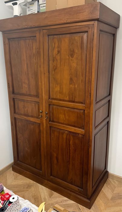 Ręcznie robiona szafa z drewna wiśniowego