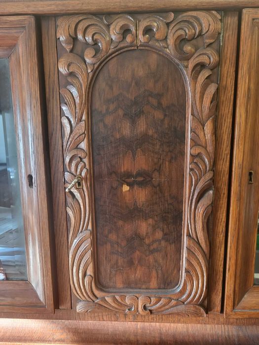 Stary kredens w dobrym stanie