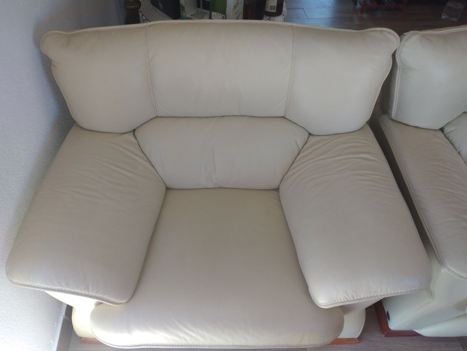 Conjunto de 3 sofas em pele em perfeito estado