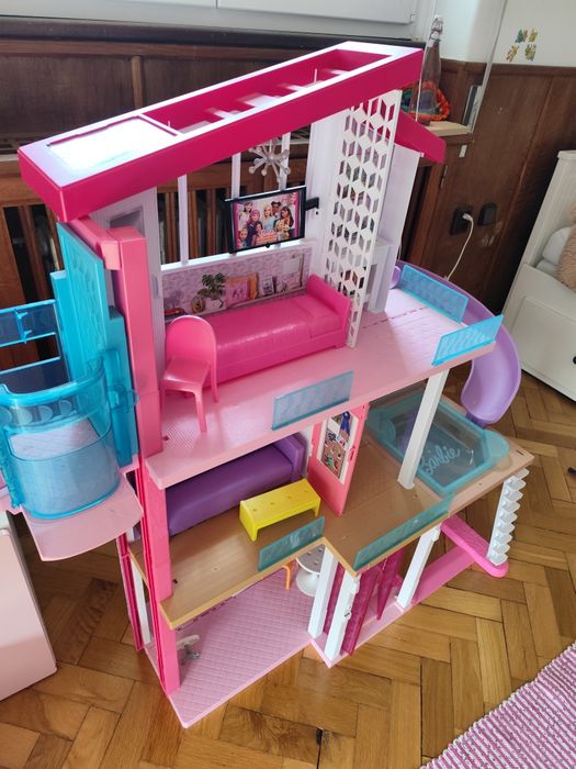 Barbie Dreamhouse com piscina e escorrega