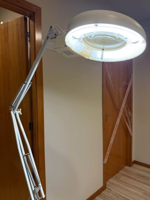 Lupa de pé articulada com iluminação LED