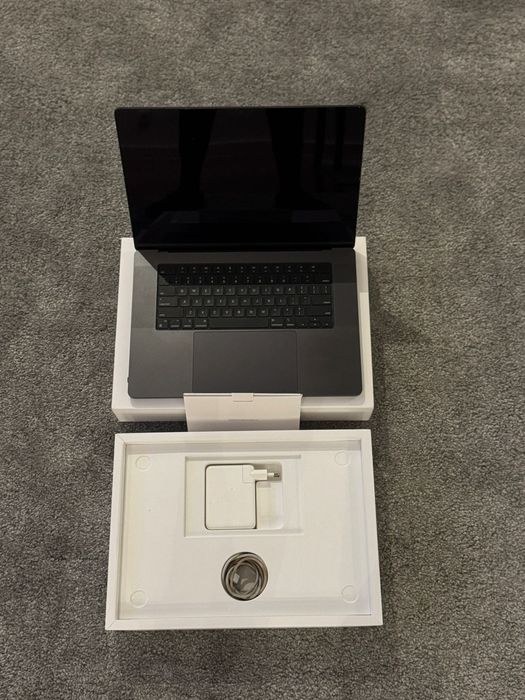 MacBook Pro 16" - Como Novo na Caixa Original
MacBook Pro 16"