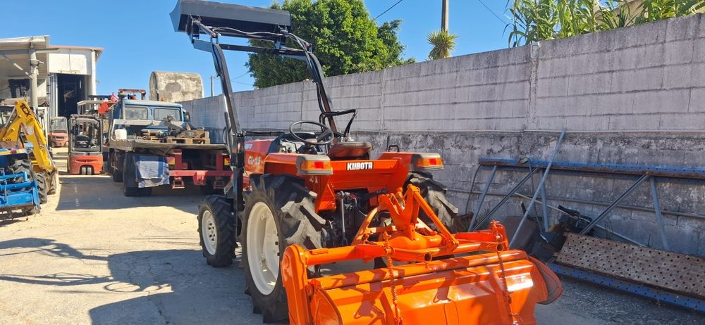 Tratror kubota com carregador frotal