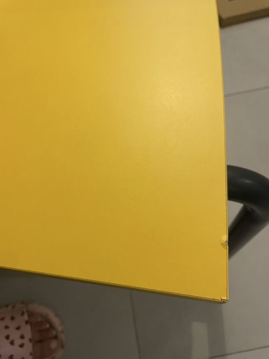 Stolik dziecięcy – solidny, żółty blat, zaokrąglony kształt