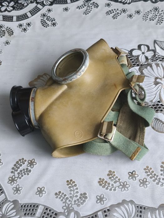 Stara maska przeciwgazowa PRL