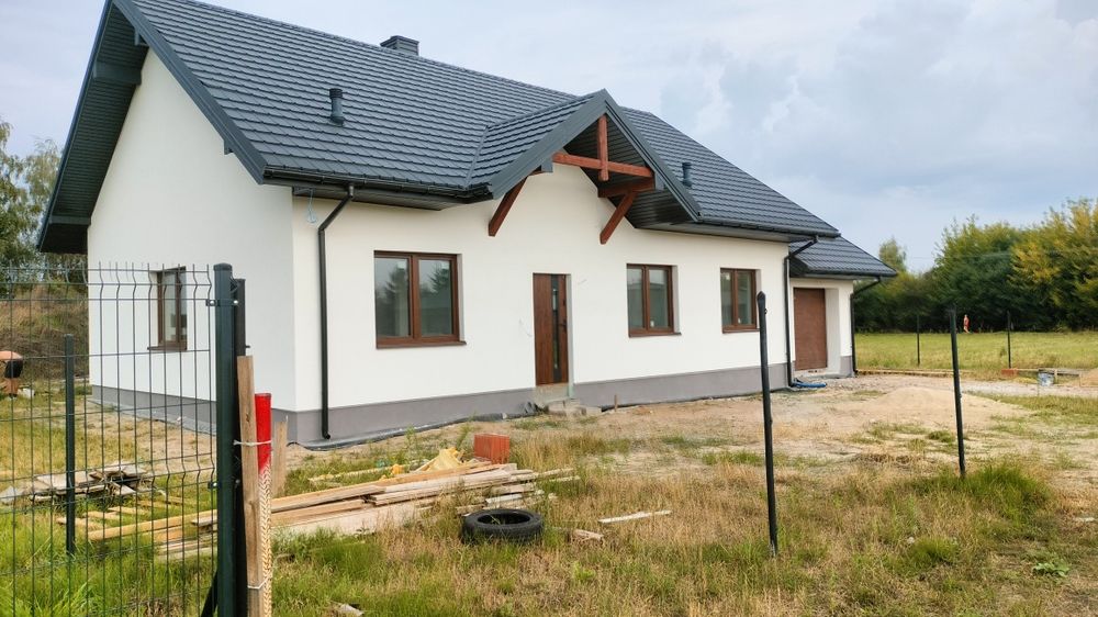 Elewacje docieplenia tynki natryskowe podbitki dachowe