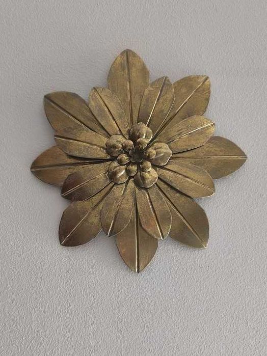Conjunto decorativo com três flores elegantes e delicadas em latão dourado - Marca Mathilde M