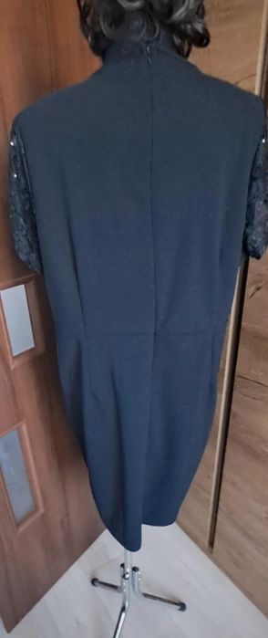 Elegancka mala czarna z koronka z przodu i blyskiem