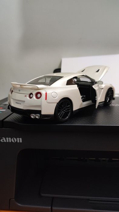 Nissan GT-R (R35)  1/24 Branco Pérola
