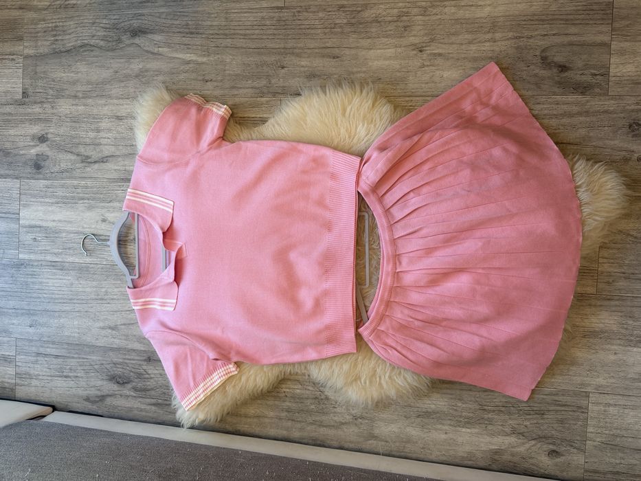 Komplet nowy ze spodnica rozowy