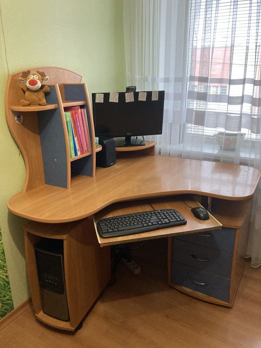 Письмово компʼютерний стіл