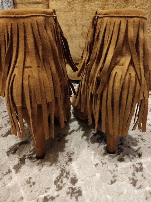 Botki z frędzlami rozmiar 37