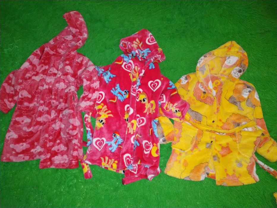 Продам новые махровые халаты на девочку 2-3 года