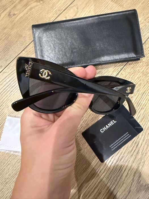 Okulary przeciwsloneczne Chanel czarne zlote logo nowe z pudelkiem