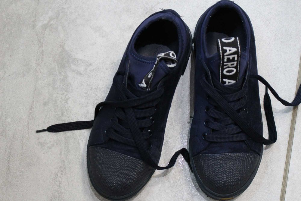 Półbuty granatowe z kamieniami