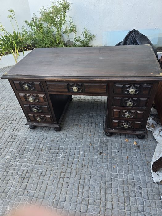 Secretária de escritório, madeira maciça, 1,5 comprimento, 0,80 de largura, 0,80 de altura, com 8 gavetas e outra de topo, puxadores de metal, 8 pés.