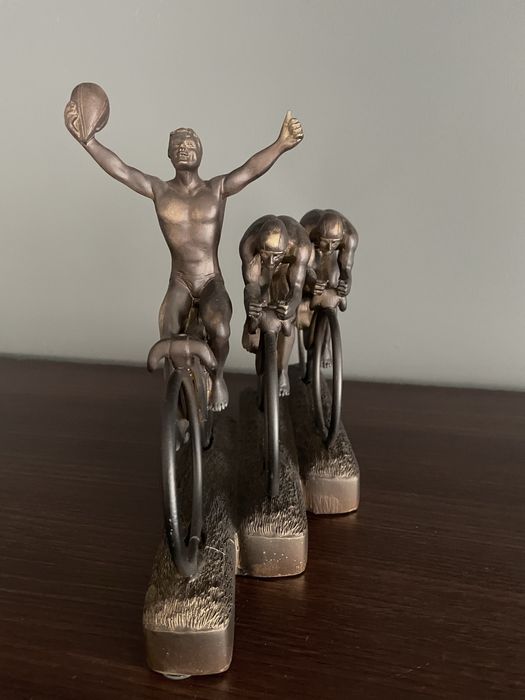 Kolarze brązowa figura rzeźba