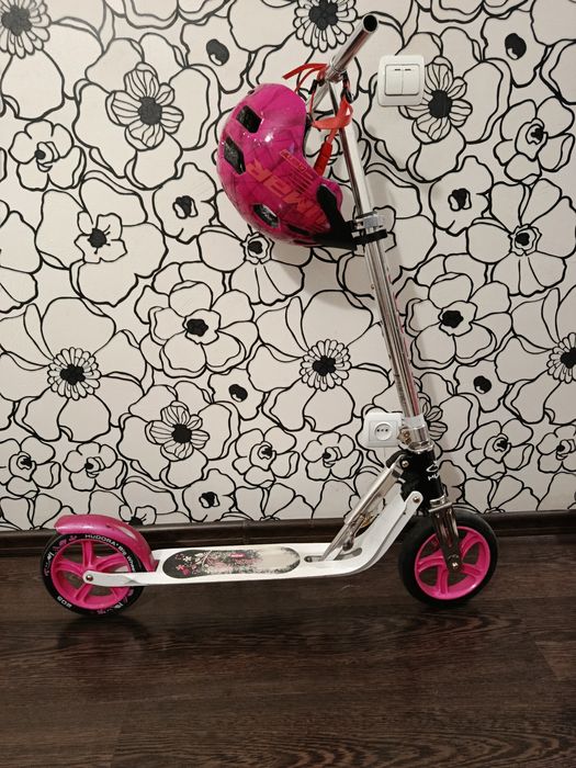 Самокат и шлем для девочки
