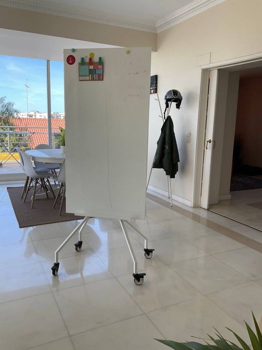 Quadro Branco Magnético IKEA (ELLOVEN) com rodas