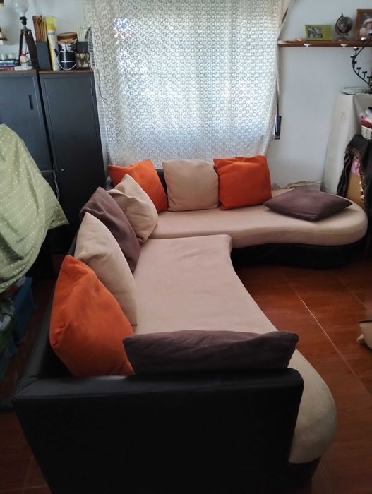 Sofá grande cabedal e veludo com 9 almofadas