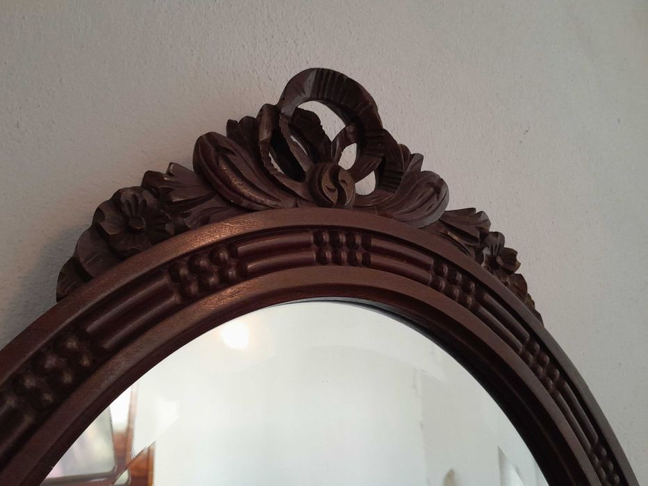 Espelho com moldura entalhada em madeira