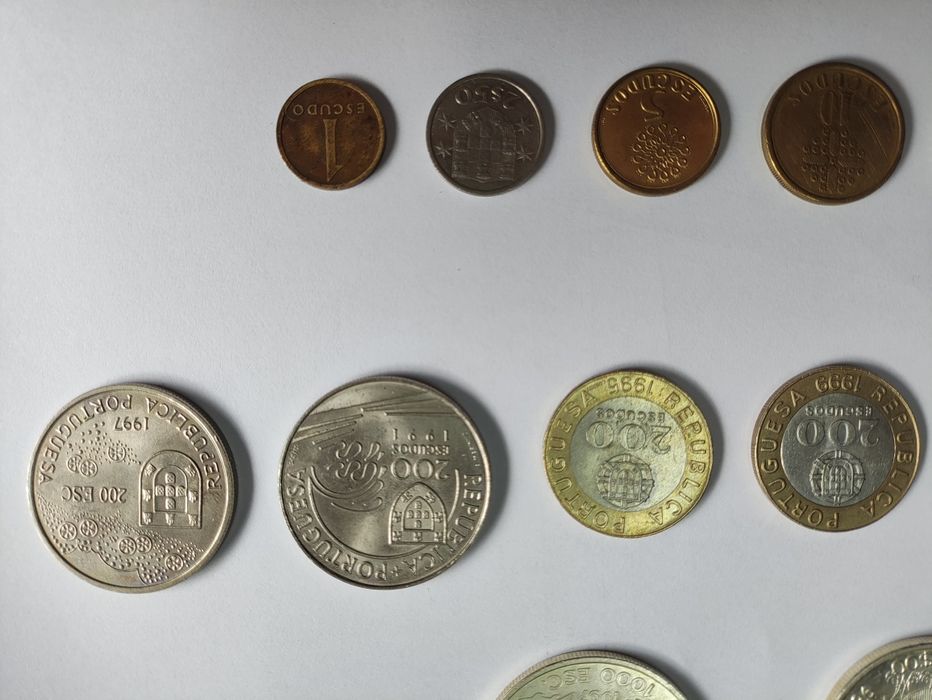 Moedas Escudos, Pesetas, Francos, Dinars, Real