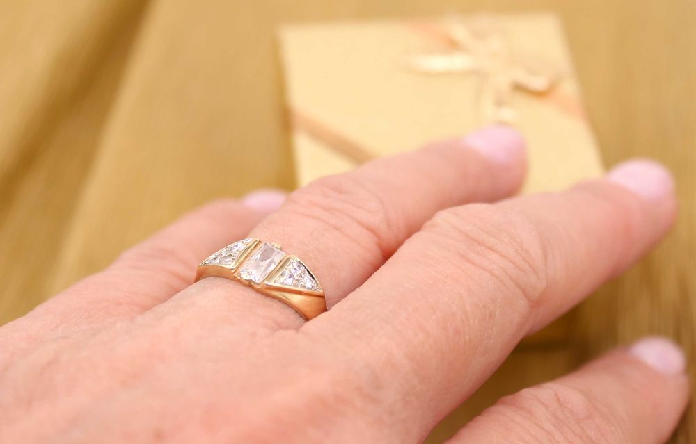 Złoty pierścionek p.585/2,21g z cyrkoniami