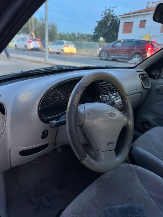Carrinho barato velhinho  mas motor funciona bem!