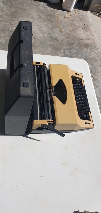 Máquina de escrever antiga Rover 7000 com mala