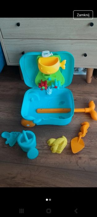 Walizka z zabawkami na plaze