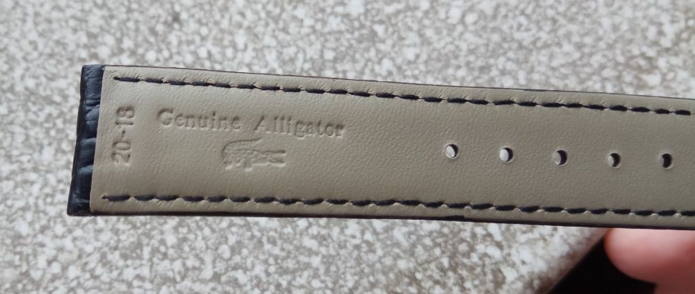 Черный ремешок с серебристой застежкой из натуральной кожи крокодила