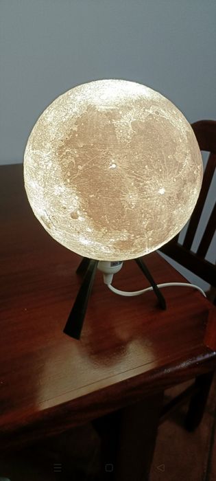 Candeeiro de mesa formato lua