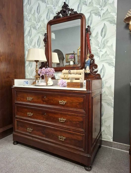 Cómoda Romântica. Oferecemos a entrega na zona de Lisboa.