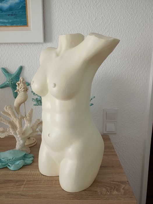 Escultura feminina em branco marfim. Alt 52cm.Entrega zona Setúbal e arredores,ou zona a combinar.