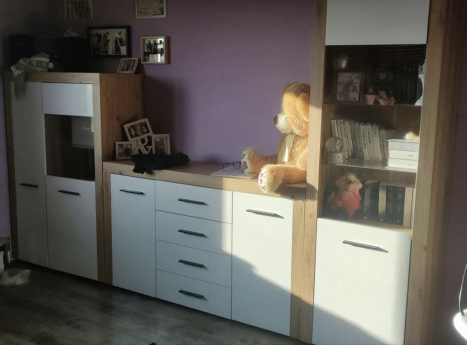 Komplet jasnych mebli