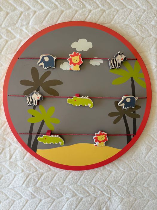 Quadro decorativo com motivo animais da selva com clipes para pendurar fotografias