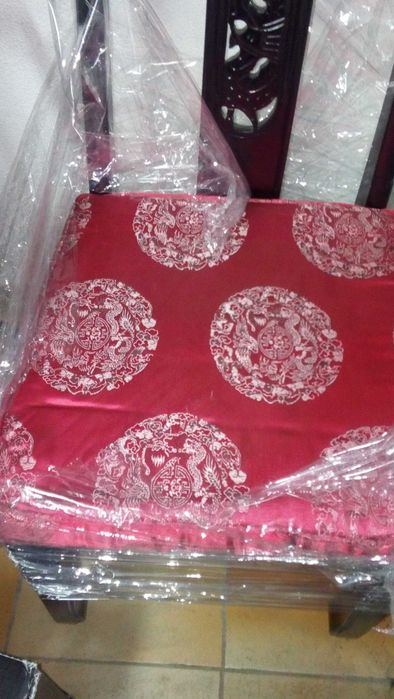 Cadeira chinesa preta estofada