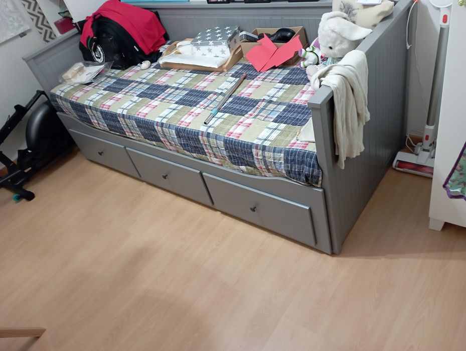 Vendo cama de casal que se fecha e fica sofá. Tem 3 gavetas. 2 colchões incluídos que precisam ser lavados! Transporte a cargo do comprador.