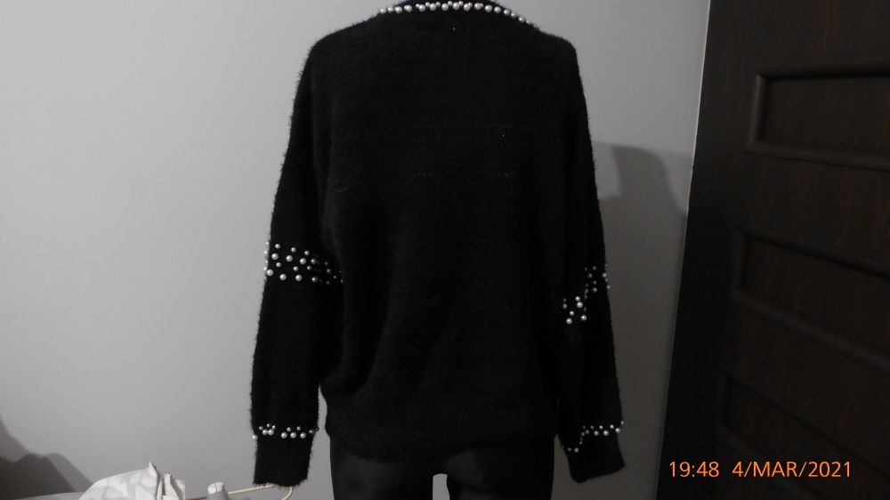 Sweter czarny z perełkami rozm. M/L