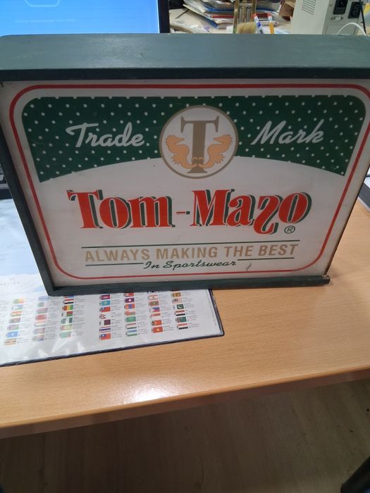 Par de caixas de publicidade Tom Mazo com luz.