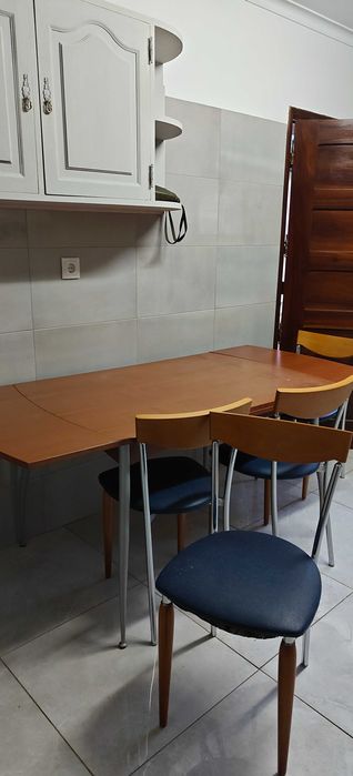 Mesa e cadeiras de cozinha