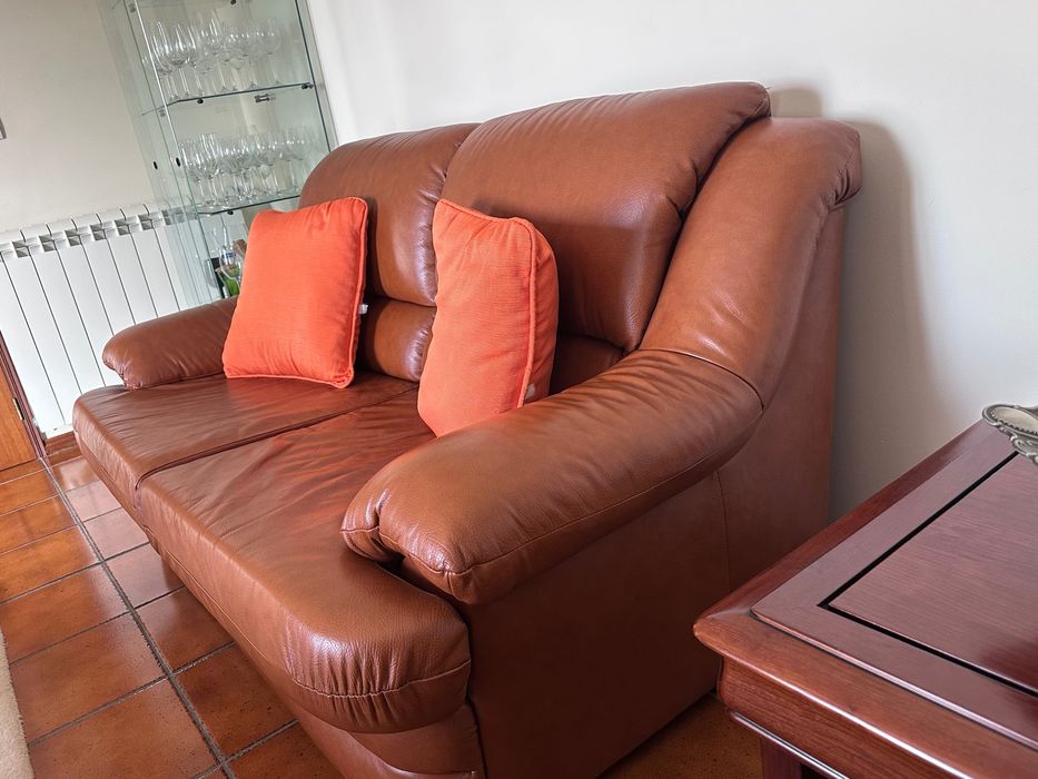 Conjunto de 2 sofás castanhos de 2 lugares em excelente condição